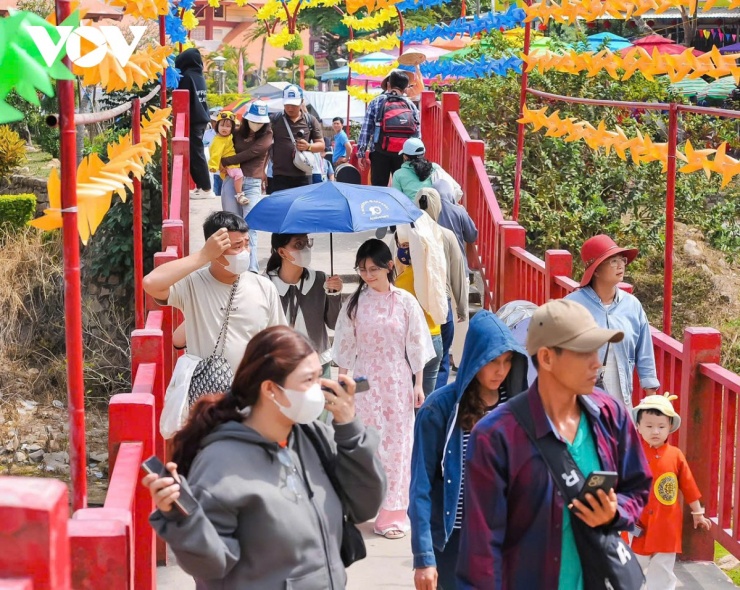 Dự báo trong những ngày tới, lượng khách tìm về Núi Cấm sẽ tiếp tục gia tăng. Giữa không khí xuân rộn ràng, hành trình về miền Thất Sơn linh thiêng trở thành dịp để du khách vãn cảnh, chiêm bái và gửi gắm những ước nguyện bình an, may mắn cho bản thân cùng gia đình trong năm mới.