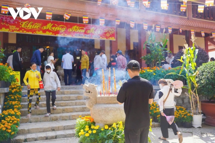 Trong làn khói hương nghi ngút, từng nén nhang được thắp lên mang theo những lời nguyện ước đầu năm. Không gian linh thiêng khiến lòng người trở nên nhẹ nhàng, thanh thản.