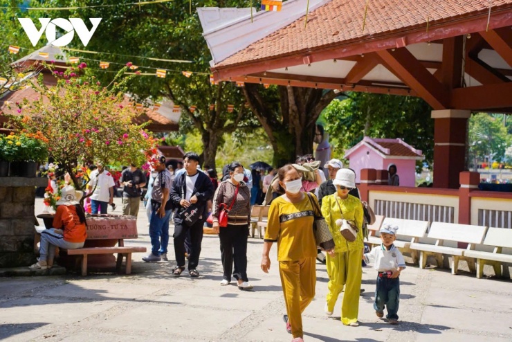 Dù lượng khách tăng cao, công tác đảm bảo an ninh trật tự và hỗ trợ du khách vẫn được duy trì nghiêm ngặt. Các lực lượng túc trực liên tục, góp phần giúp hành trình du xuân của người dân diễn ra thuận lợi, an toàn.