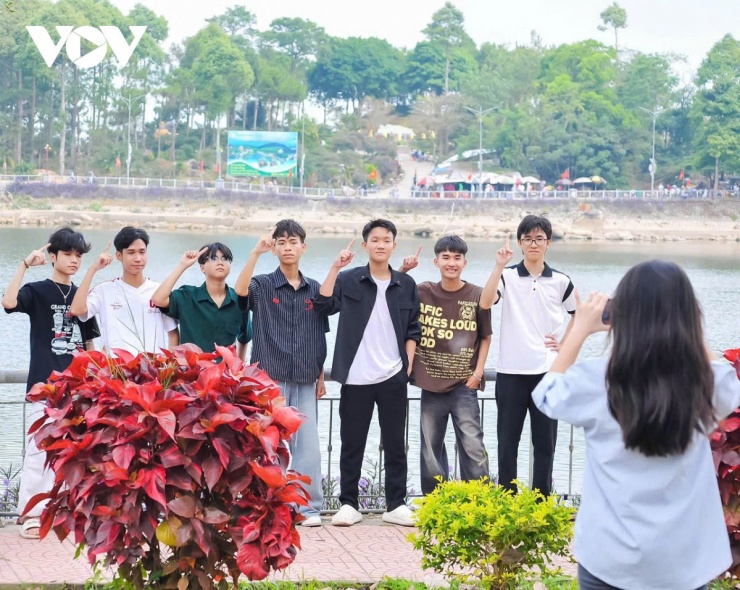 Không chỉ người lớn tuổi, nhiều bạn trẻ cũng chọn nơi đây để du xuân, ghi lại những khoảnh khắc đầu năm. Những bức ảnh lưu niệm không chỉ là kỷ niệm mà còn là lời gửi gắm hy vọng về một năm mới tốt đẹp.