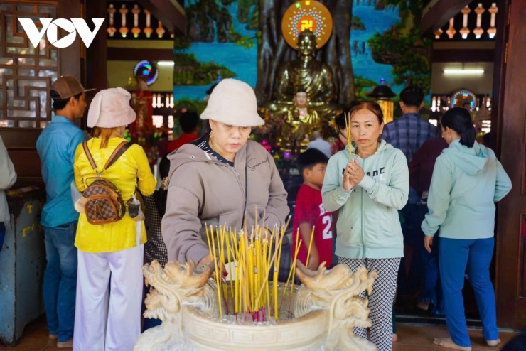 Chị Nguyễn Thị Lan, du khách đến từ Cần Thơ, chia sẻ rằng năm nào gia đình chị cũng lên núi vào mùng 4 Tết để cầu an. Với chị, khoảnh khắc đứng trước tượng Phật và nhìn ngắm núi rừng mang lại cảm giác bình yên đặc biệt.