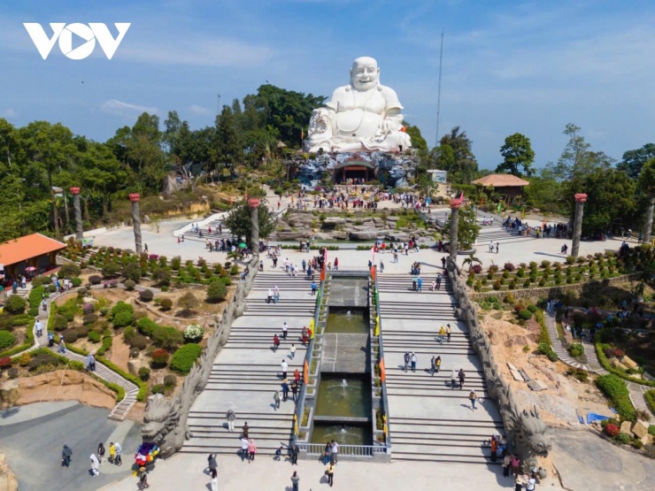 Từ trên cao, toàn cảnh vùng Thất Sơn hiện ra hùng vĩ, tạo nên khung cảnh vừa nên thơ vừa linh thiêng. Hành trình hành hương đầu năm không chỉ là chuyến du ngoạn mà còn là dịp để mỗi người tìm về sự an yên trong tâm hồn và khởi đầu một năm mới trọn vẹn.