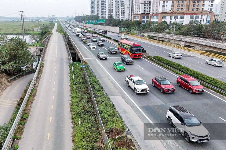 Theo ghi nhận của PV Báo Dân Việt, từ khoảng 15h30, tại cao tốc tốc Pháp Vân - Cầu Giẽ (Hà Nội), lượng phương tiện tăng đột biến khiến ô tô phải xếp thành hàng dài, di chuyển chậm.