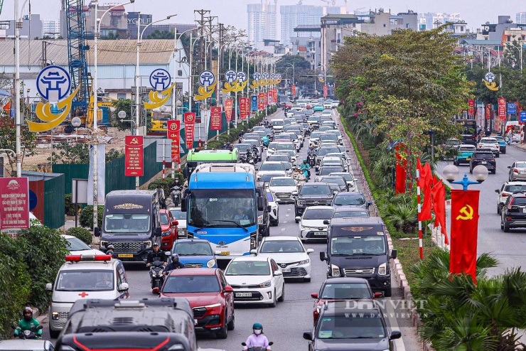 Chiều 21/2 (tức mùng 5 Tết), lượng phương tiện di chuyển vào trung tâm TP Hà Nội tăng đột biến do nhiều người trở lại Thủ đô sớm sau kỳ nghỉ Tết Nguyên đán.