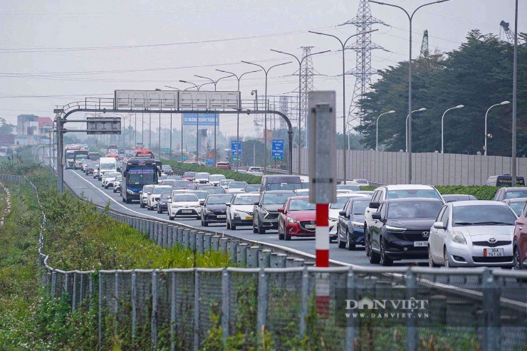 Hàng dài ô tô ùn ứ nhẹ đoạn Pháp Vân - Cầu Giẽ hướng vào trung tâm thành phố.