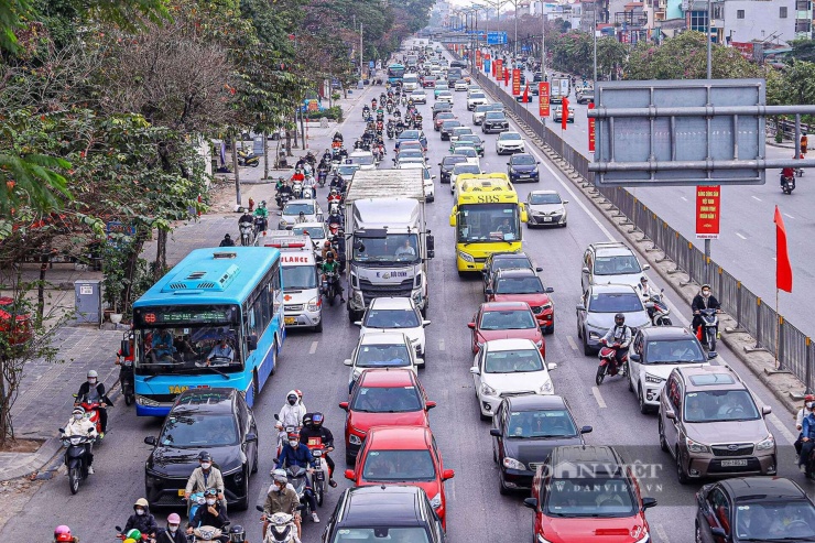 Tại đường Ngọc Hồi hướng vào trung tâm Thành Phố lượng phương tiện đông đúc song chưa xảy ra ùn tắc.