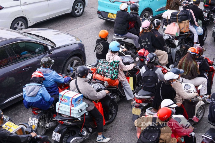 Chưa hết kỳ nghỉ Tết Bính Ngọ 2026, nhiều người đã vội trở lại Hà Nội từ mùng 5 để tránh ùn tắc - 5
