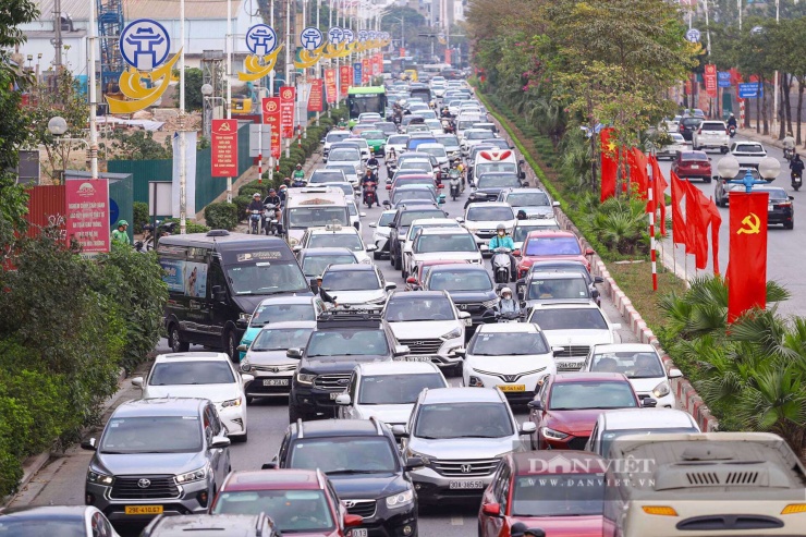 Tại khu vực nút giao Cổ Linh-Long Biên, lượng phương tiện tăng cao, người dân di chuyển chậm vào nội thành.