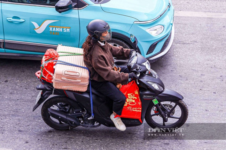 Người dân ở các tỉnh, thành phố đều hối hả trở lại Hà Nội, chuẩn bị cho ngày làm việc đầu tiên của năm 2026.