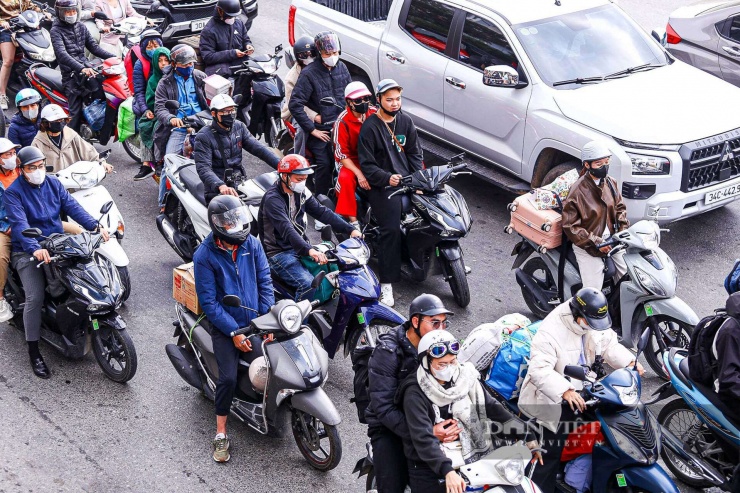 Đông đúc phương tiện di chuyển lên cầu Vĩnh Tuy vào nội thành Hà Nội.