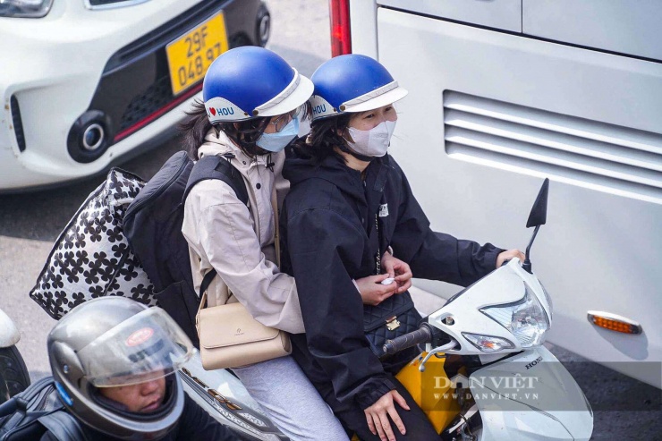 Người dân lỉnh kỉnh đồ đạc trở lại Thủ đô sau kỳ nghỉ Tết cùng gia đình.