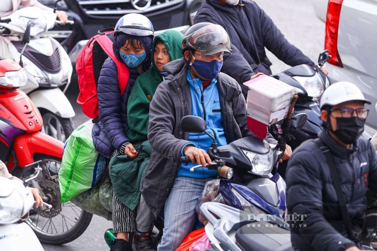 Nhiều người tỏ ra mệt mỏi sau hành trình dài.