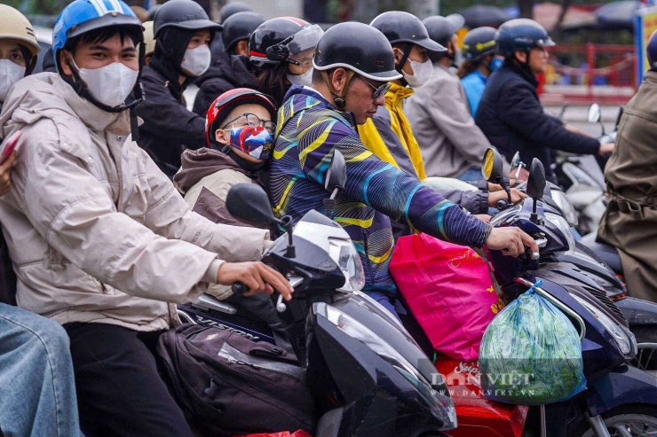 Nhiều em nhỏ mệt mỏi sau một quãng đường xa để trở lại Hà Nội cùng gia đình.