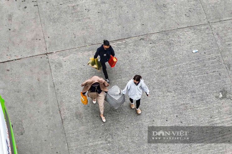 Bến xe Mỹ Đình nhộn nhịp người dân quay trở lại Thủ đô làm việc.