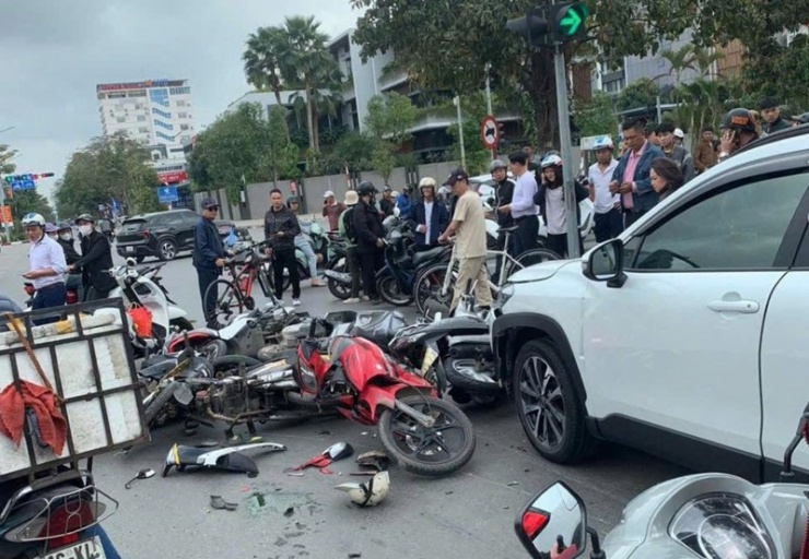 Hầu hết các xe máy bị đâm đều hư hỏng nặng.