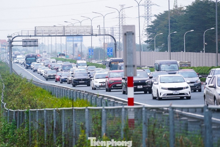 Ngày 21/2 (mùng 5 Tết), dù kỳ nghỉ còn hai ngày nhưng nhiều người từ các tỉnh, thành phố lân cận đã bắt đầu quay lại Thủ đô.