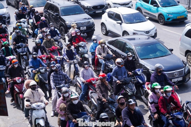 Khu vực QL1A cũ hướng về đường Ngọc Hồi ghi nhận lượng phương tiện đông đúc song chưa xảy ra ùn tắc.