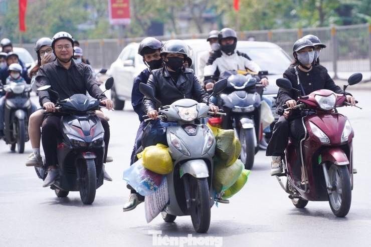 Người dân quay lại Hà Nội với lỉnh kỉnh quà quê chất đầy xe.