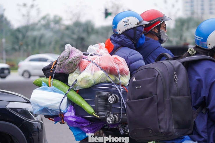 Người dân mang theo “hương vị quê nhà” khi trở lại Thủ đô sau Tết.
