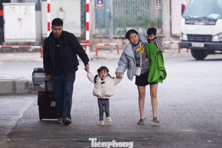 Anh Lê Hưng (Hà Tĩnh) cùng vợ và các con quay lại Hà Nội sớm. “Tôi sợ mai, ngày kia tắc cứng, đi lại sẽ rất mệt mỏi, nhất là nhà có trẻ nhỏ nên tranh thủ lên sớm cho đỡ vất vả”, anh Hưng chia sẻ.