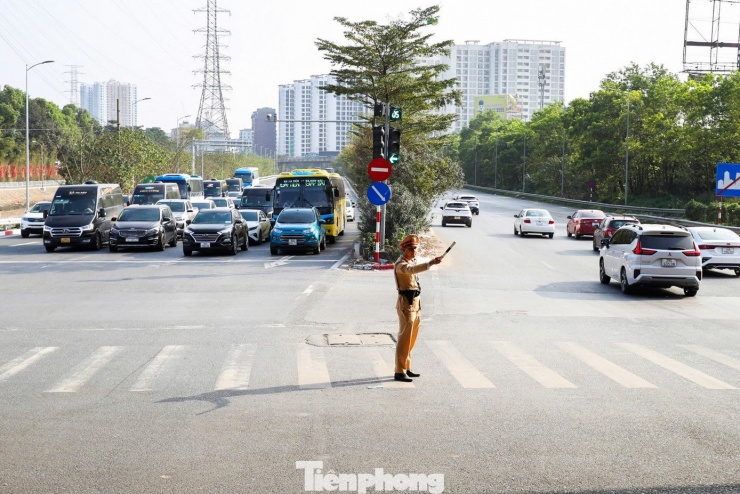 Dự báo từ ngày mai đến hết 23/2 (ngày cuối kỳ nghỉ Tết Nguyên đán 2026) lưu lượng phương tiện tại Hà Nội sẽ tăng cao. Phòng CSGT cho biết, lực lượng sẽ triển khai đồng bộ các phương án phân luồng, điều tiết giao thông, đồng thời sử dụng thiết bị giám sát từ trên cao để kịp thời phát hiện, xử lý ùn tắc và các tình huống phát sinh.