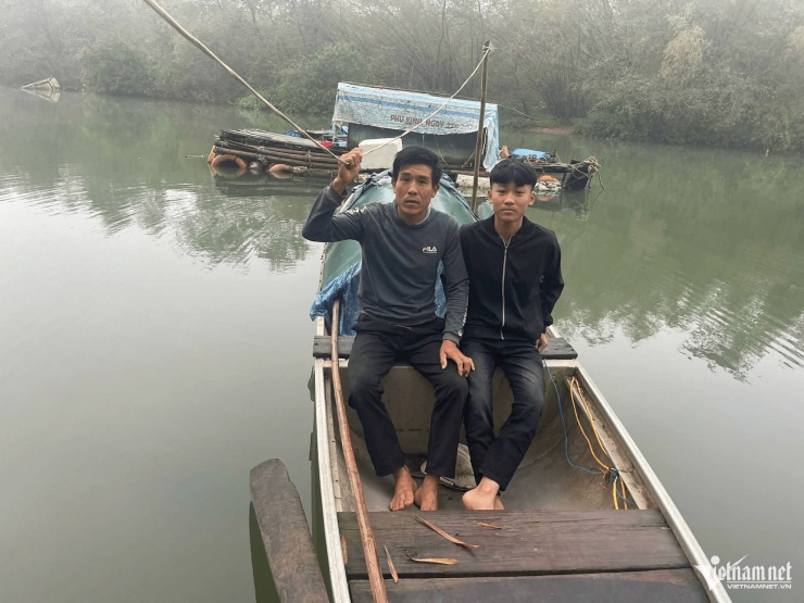 Ông Cao Hữu Tình và cháu Đức (15 tuổi) đã cứu được 5 người, trong đó 3 người may mắn sống sót. Ảnh: Hải Sâm