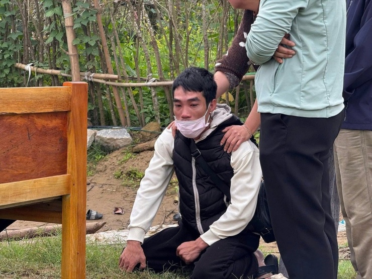 Anh Nguyễn Văn Lương, chồng chị Hà đau xót khi cùng lúc mất cả bố mẹ và 2 con gái. Ảnh: Dũng Nguyễn Quân