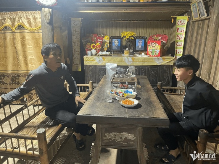 Bản thân ông Tình mang bệnh ung thư, vợ bị bệnh động kinh, con gái mắc bệnh tim, gia cảnh rất khó khăn. Ảnh: Hải Sâm