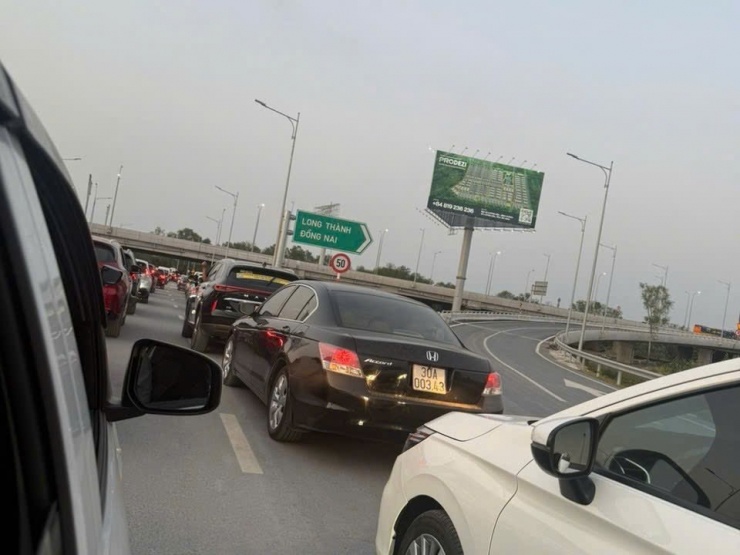 Dòng phương tiện ùn tắc kéo dài trên cao tốc TPHCM - Long Thành - Dầu Giây. Ảnh: Ngọc Lâm.