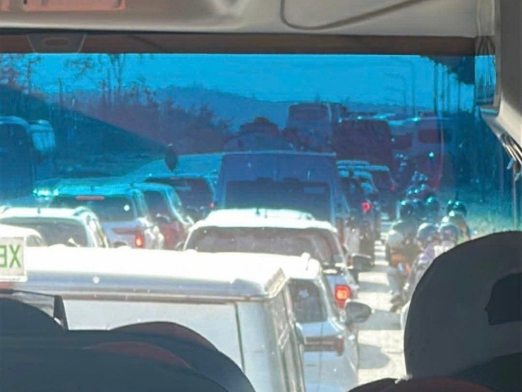 Kẹt xe kéo dài sau khi một số lối lên xuống cao tốc tuyến Phan Thiết - Dầu Giây bị đóng. Ảnh: Trọng Thịnh