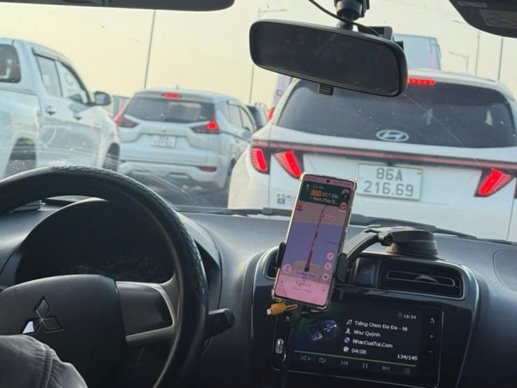 Kẹt xe trên cao tốc TPHCM - Long Thành (đoạn qua cầu Long Thành hướng về TPHCM). Ảnh: Ngọc Lâm