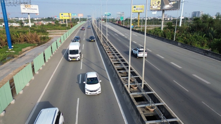 Chiều mùng 5 Tết, nhiều tuyến đường về TPHCM kẹt cứng phương tiện - 5