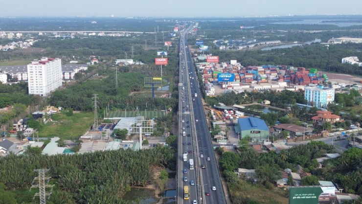 Dòng xe xếp hàng di chuyển trên cao tốc TPHCM - Long Thành hướng về TPHCM.