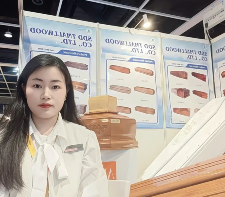  Lưu Lệ Sa - nữ giáo viên trẻ tại thành phố Hà Trạch (tỉnh Sơn Đông, Trung Quốc) gây bất ngờ khi rẽ hướng khỏi bục giảng, chuyển sang kinh doanh quan tài xuất khẩu sang châu Âu. Ảnh: QQ.com