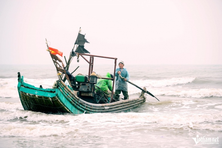 Biển đầu năm không thuận lợi nên ngư dân chưa ra khơi đồng loạt. Ảnh: Lê Dương