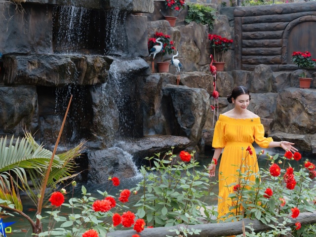 Ao cá, vườn hoa trong biệt phủ 10.000 m2 của Phạm Phương Thảo