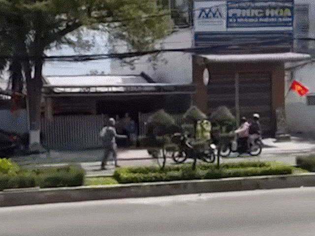 Bị dừng kiểm tra nồng độ cồn, nam thanh niên đốt xe máy giữa đường