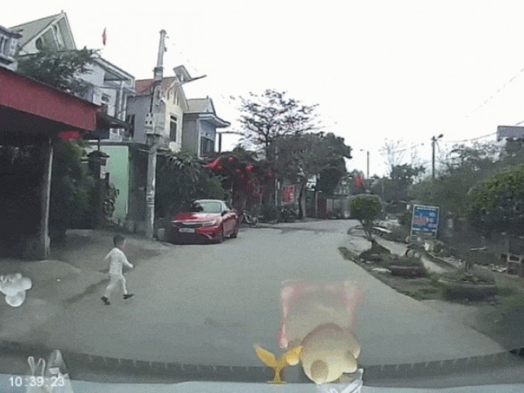 Clip: Người mẹ lấy thân mình cứu con nhỏ trước mũi ô tô