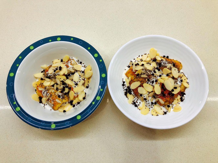 Thành phẩm món chuối chiên mix cốt dừa và hạt khô. (Ảnh: Châu Giang)