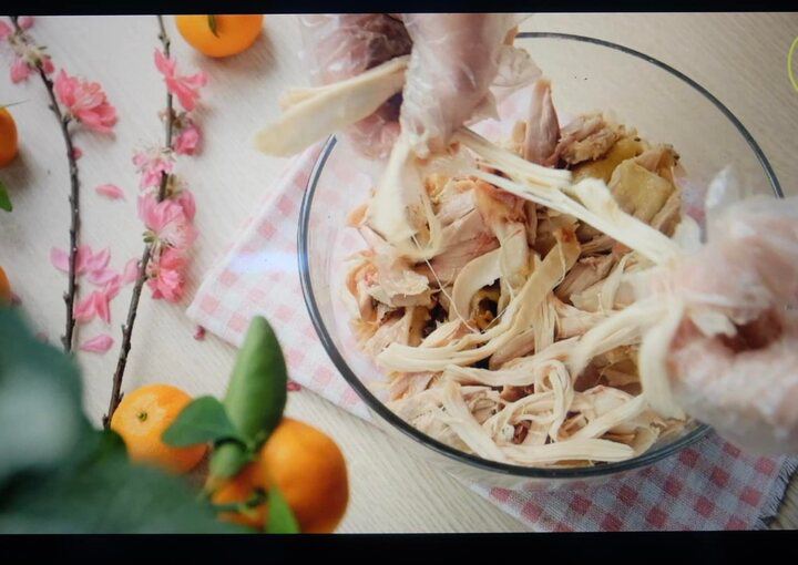 Xé thịt gà bằng tay sẽ mềm hơn. (Ảnh: Thu Thủy)