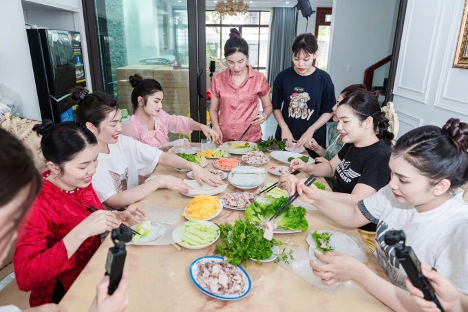 Hường (áo đen, đứng) cùng các chị chồng chuẩn bị đồ ăn cho gia đình, cuối năm 2025. Ảnh: Hoàng Hường