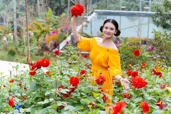 Ao cá, vườn hoa trong biệt phủ 10.000 m2 của Phạm Phương Thảo - 14