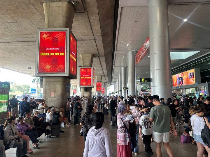 Ngày cao điểm thứ hai liên tiếp Tân Sơn Nhất đón lượng khách kỷ lục, với 1.037 chuyến bay.