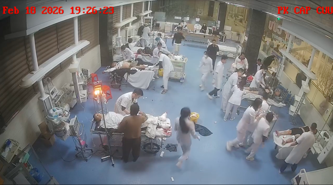
Các bệnh nhân được cấp cứu tại Bệnh viện Đa khoa Quốc tế Hợp Lực. Ảnh cắt từ clip