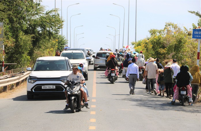 VIDEO: Mùng 5 Tết, “biển người” đổ về Mẹ Nam Hải xin lộc đầu năm - 1