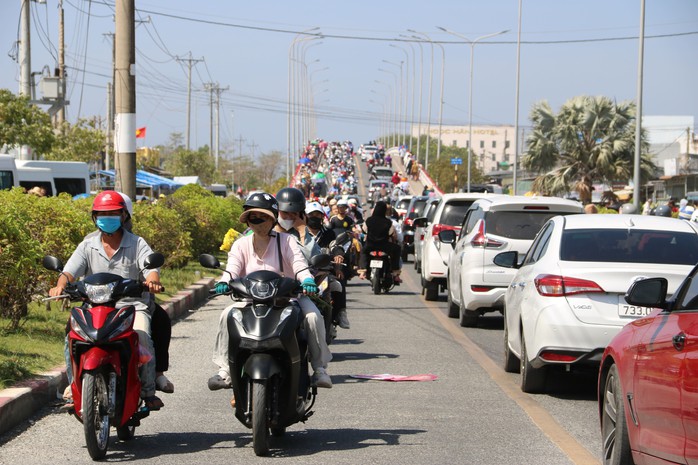 Các phương tiện nối đuôi nhau vào khu vực Mẹ Nam Hải