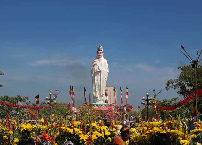 Tượng Phật Bà cao hơn 11 m nhìn ra biển