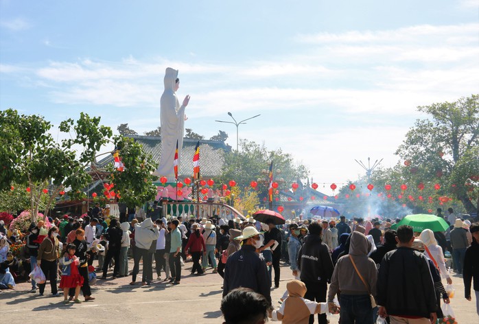 VIDEO: Mùng 5 Tết, “biển người” đổ về Mẹ Nam Hải xin lộc đầu năm - 5