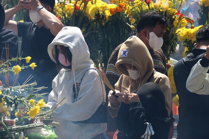 VIDEO: Mùng 5 Tết, “biển người” đổ về Mẹ Nam Hải xin lộc đầu năm - 7