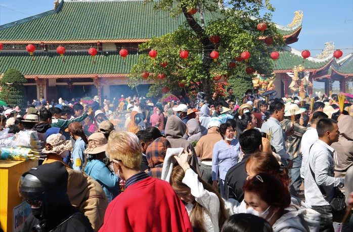 VIDEO: Mùng 5 Tết, “biển người” đổ về Mẹ Nam Hải xin lộc đầu năm - 8